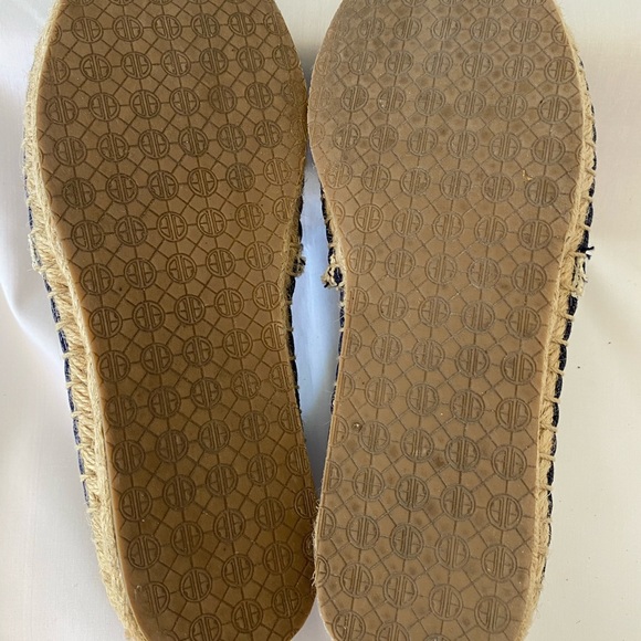 Lilly Pulitzer Lia Espadrilles in true Navy with gold sea horse  size 7 - Picture 11 of 13